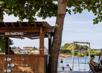 Nova rota aquaviária em Cabo Frio conecta Ogiva e Passagem por apenas R$ 7. Confira horários e como solicitar o serviço.