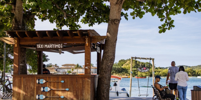 Nova rota aquaviária em Cabo Frio conecta Ogiva e Passagem por apenas R$ 7. Confira horários e como solicitar o serviço.