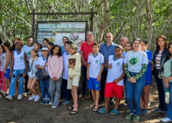 Alunos de escola municipal participam de ação de recuperação ambiental e educação ecológica em Quissamã.