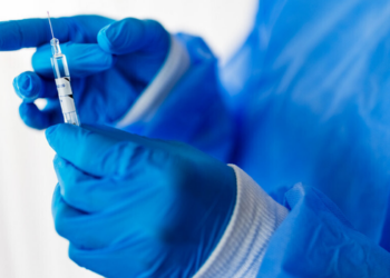 Vacina oncológica personalizada começa testes clínicos na Rússia e pode abrir novos caminhos no tratamento do câncer.