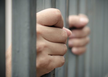 CCJ da Câmara aprova proposta que reduz a maioridade penal de 18 para 16 anos. Texto ainda terá longo caminho no Congresso e divide opiniões sobre segurança pública, ECA e sistema prisional.