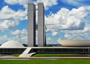 Governo alerta para impacto de R$ 111 bilhões por ano em projetos no Congresso. STF analisa proposta para exigir compensação fiscal em novas despesas.