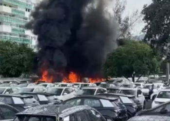 Dois helicópteros se chocaram no ar e caíram no Recreio dos Bandeirantes, deixando mortos e mobilizando equipes de emergência.