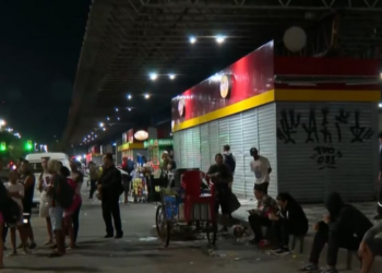 Passageiros enfrentam filas e atrasos durante paralisação de ônibus no Rio.