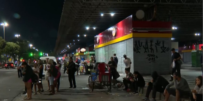 Passageiros enfrentam filas e atrasos durante paralisação de ônibus no Rio.