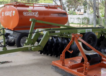 Prefeitura entrega maquinário e pó de brita para apoiar produtores rurais.