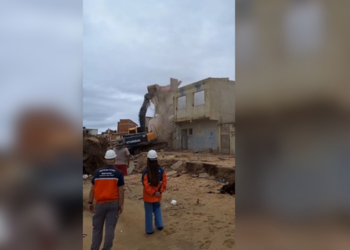 Defesa Civil de Macaé realiza novas demolições no bairro Fronteira com base em estudos técnicos.