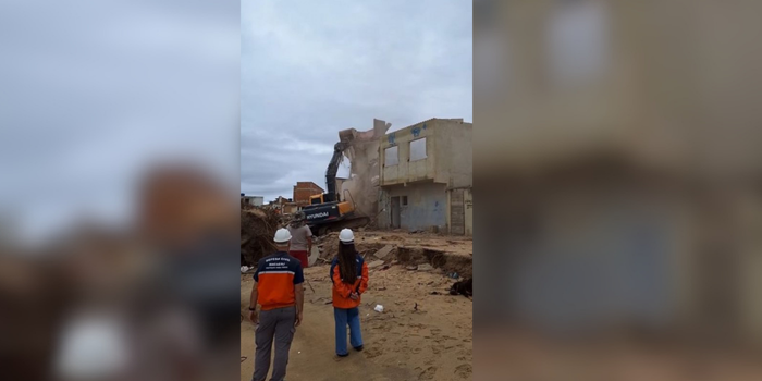 Defesa Civil de Macaé realiza novas demolições no bairro Fronteira com base em estudos técnicos.