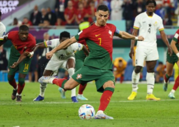 Cristiano Ronaldo comemora gol por Portugal no jogo contra o Uzbequistão.