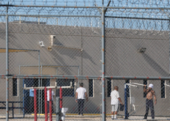 Governo Trump enfrenta críticas após aumento de mortes em centros de detenção de imigrantes.