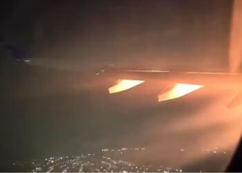 Avião da Delta com 286 pessoas a bordo voltou a Guarulhos após motor pegar fogo durante a decolagem. Passageiros e tripulantes não ficaram feridos.