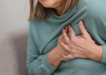 Dor no peito pode ter várias causas, mas alguns sintomas exigem socorro imediato. Saiba identificar sinais de infarto.