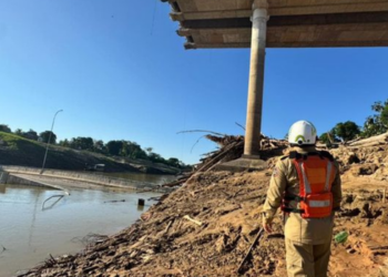 Advogado fica gravemente ferido após ponte desabar no Acre enquanto gravava denúncia sobre problemas na estrutura.
