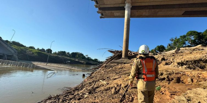 Advogado fica gravemente ferido após ponte desabar no Acre enquanto gravava denúncia sobre problemas na estrutura.