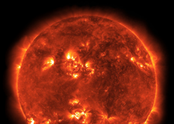 Terra pode ser atingida por tempestade geomagnética forte nesta segunda-feira após ejeção de massa coronal lançada pelo Sol.