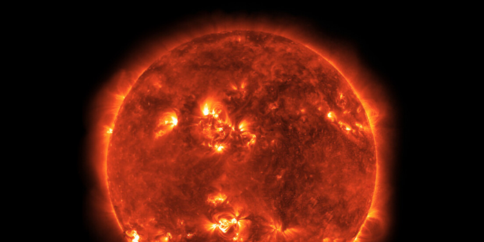 Terra pode ser atingida por tempestade geomagnética forte nesta segunda-feira após ejeção de massa coronal lançada pelo Sol.