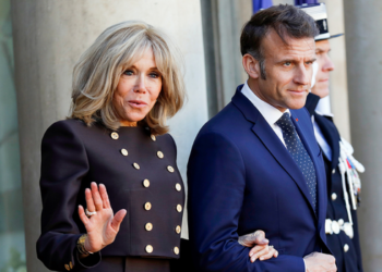 Emmanuel e Brigitte Macron processam Candace Owens nos Estados Unidos por declarações falsas sobre a primeira-dama da França. Caso reacende debate sobre desinformação e difamação online.