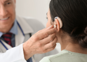 OMS alerta que mais de 1 bilhão de jovens correm risco de perda auditiva devido ao uso inadequado de fones de ouvido. Médicos orientam sobre medidas de prevenção e cuidados com a audição.