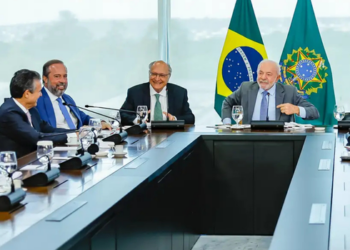 Governo estuda aumentar a mistura de etanol na gasolina de 30% para 32%. Medida será analisada pelo CNPE e pode impactar setor energético e preços dos combustíveis.