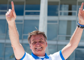 Jair Bolsonaro pediu ao STF autorização para receber familiares em casa durante a estreia do Brasil na Copa do Mundo de 2026. Pedido será analisado por Alexandre de Moraes.