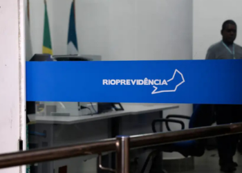 Rioprevidência anuncia mudanças na gestão financeira após investigações sobre aplicações ligadas ao Banco Master. Autarquia prevê reforço no pagamento de aposentadorias e investimentos mais conservadores.