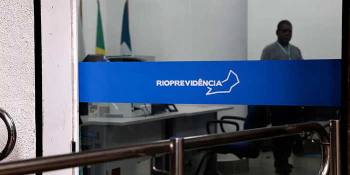 Rioprevidência anuncia mudanças na gestão financeira após investigações sobre aplicações ligadas ao Banco Master. Autarquia prevê reforço no pagamento de aposentadorias e investimentos mais conservadores.