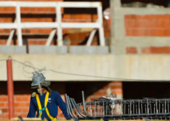 IBGE revela que construção civil no Brasil empregou 2,5 milhões de pessoas em 2024 e movimentou R$ 522,5 bilhões, com destaque para infraestrutura e edifícios.