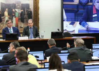 CCJ da Câmara aprova PEC que reduz maioridade penal de 18 para 16 anos. Texto segue para comissão especial e ainda precisa passar por dois turnos no plenário.