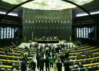 CCJ da Câmara aprova admissibilidade de PEC que reduz maioridade penal de 18 para 16 anos. Proposta ainda terá longo trâmite no Congresso.