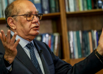 Gilmar Mendes afirma que projetos aprovados sem estimativa de impacto fiscal podem ser considerados inconstitucionais pelo STF. Declaração ocorreu após debate sobre medidas aprovadas no Senado.