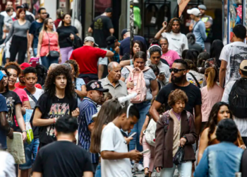 Estudo indica queda na pobreza nas metrópoles brasileiras entre 2021 e 2025, mas mantém alerta para desigualdade de renda e concentração no país.