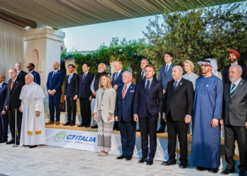 Lula viaja à França para o G7 e participa de reuniões com líderes mundiais em meio a tensões comerciais com EUA e União Europeia e debate sobre economia global.