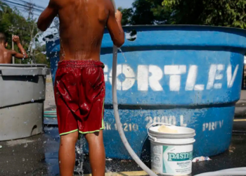 Relatório do Unicef revela que bilhões de crianças estão expostas a riscos climáticos no mundo. No Brasil, milhões enfrentam múltiplas ameaças como calor extremo e secas.
