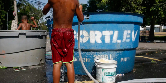 Relatório do Unicef revela que bilhões de crianças estão expostas a riscos climáticos no mundo. No Brasil, milhões enfrentam múltiplas ameaças como calor extremo e secas.