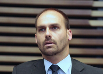 A Primeira Turma do STF condenou Eduardo Bolsonaro por coação no curso do processo, fixando pena de quatro anos e dois meses de prisão em regime semiaberto e multa.