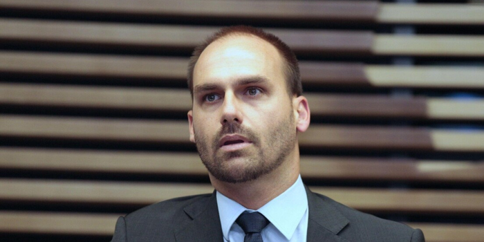 A Primeira Turma do STF condenou Eduardo Bolsonaro por coação no curso do processo, fixando pena de quatro anos e dois meses de prisão em regime semiaberto e multa.