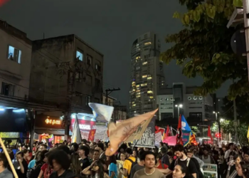 Estudantes de universidades públicas paulistas protestaram na Avenida Paulista contra cortes no ensino superior e pediram mais recursos para educação, pesquisa e permanência estudantil.