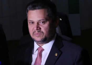 Jaques Wagner recebe apoio de lideranças políticas após ser citado na Operação Compliance Zero, que investiga supostas fraudes e corrupção envolvendo o Banco Master.