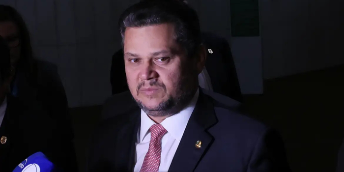 Jaques Wagner recebe apoio de lideranças políticas após ser citado na Operação Compliance Zero, que investiga supostas fraudes e corrupção envolvendo o Banco Master.