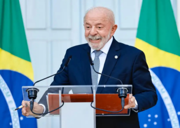 Flávio pede suspensão de tarifa dos EUA, e Lula reage com críticas ao que chamou de entreguismo.