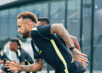 Neymar treina com o grupo e reforça Seleção Brasileira na preparação para o jogo contra a Escócia pela Copa do Mundo. Raphinha segue lesionado.