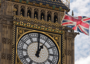 Keir Starmer renuncia ao cargo de primeiro-ministro do Reino Unido em meio a crise política e instabilidade pós-Brexit; Partido Trabalhista inicia processo de sucessão.
