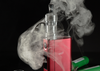 Operação da Anvisa e Receita Federal apreendeu mais de 25 mil cigarros eletrônicos e 107 mil maços de cigarros contrabandeados. Venda de vapes segue proibida no Brasil.