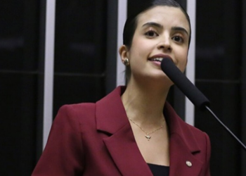 Tabata Amaral volta ao centro das discussões após internautas relembrarem seu voto favorável à regulamentação de jogos de azar em meio às críticas às apostas esportivas.
