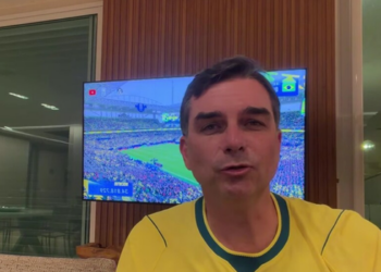 Flávio Bolsonaro fez publicação nas redes sociais após declarações de Michelle Bolsonaro sobre desentendimento familiar, aumentando repercussão de tensões dentro da família.