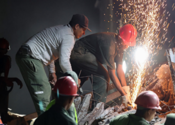 Venezuela atualiza balanço dos terremotos e confirma 164 mortos e 971 feridos. Réplicas continuam sendo registradas e equipes seguem atuando em áreas afetadas.