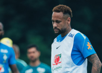Seleção brasileira inicia preparação para enfrentar o Japão na Copa do Mundo. Equipe adapta treinos ao calor de Houston, enquanto Raphinha segue lesionado.