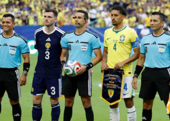 CBF contesta anulação de gol de Vinícius Júnior contra a Escócia na Copa do Mundo. Lance gerou polêmica após revisão do VAR e decisão do árbitro César Ramos.