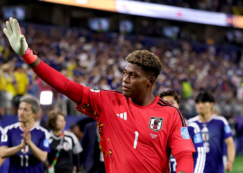 Conheça Zion Suzuki, primeiro goleiro negro da história da seleção do Japão. Destaque do Parma, ele enfrentou racismo, virou titular da equipe japonesa e será adversário do Brasil.