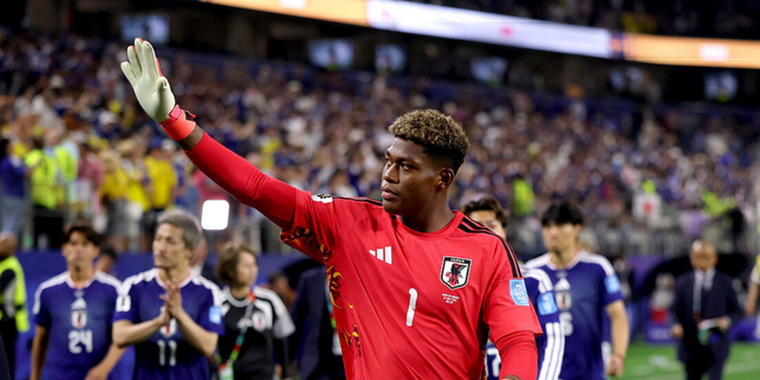 Conheça Zion Suzuki, primeiro goleiro negro da história da seleção do Japão. Destaque do Parma, ele enfrentou racismo, virou titular da equipe japonesa e será adversário do Brasil.